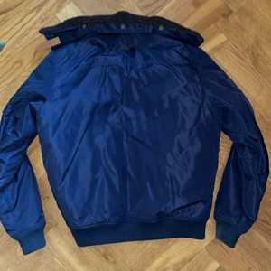 Morris - vinterjacka - Vinterjacka i mörkblått från Morris. I bra skick med inga fläckar eller repor. 