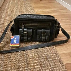 skinnväska - skinnväska i bra skick, axelremsväska.