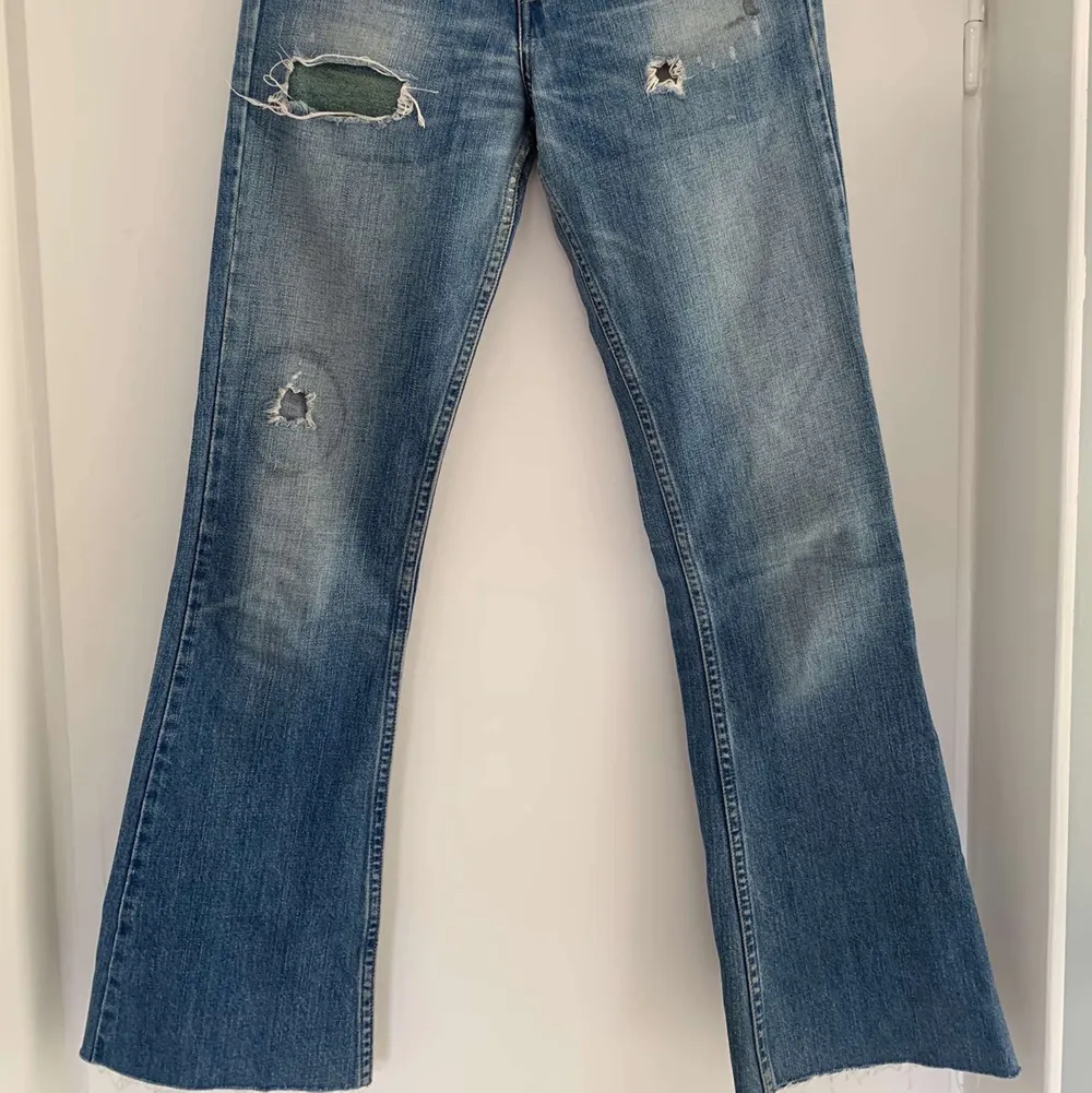 Säljer dessa supercoola Vintage jeans från Levis i en snygg bootcut-modell då dom tyvärr inte kommer till användning längre. W27 L34 men avklippta en bit. Passar någon som är mellan 160-170cm lång. Fråga om det är något ni undrar över!💕💕. Jeans & Byxor.