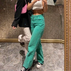 Zara Jeans - Jeansen kommer ej till användning längre, därav säljer jag de! Jättefin grön färg, passar perfekt till sommaren🤩 storlek 34💛 skriv privat för fler bilder ⚡️ 