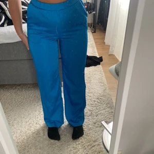 Blåa satin byxor från Vero Moda - Jag säljer mina sååå fina blåa satin byxor från Vero Moda då dom är lite för små på mig och lite för korta, annars väldigt väldigt fina och inget fel på dom. Använda max 3 gånger. Jätte fina till sommaren. Köparen står för frakt 💕💘💕💘