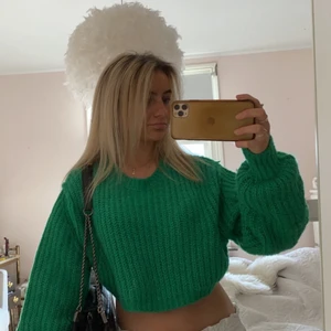 Grön stickad tröja från zara, S - Nästan oanvänd jättefin tröja från Zara! Den är i storlek S och har en jättefin grön färg. Priset är 180kr men kan diskuteras. Frakten står köparen för annars går det att mötas up i Halmstad! 