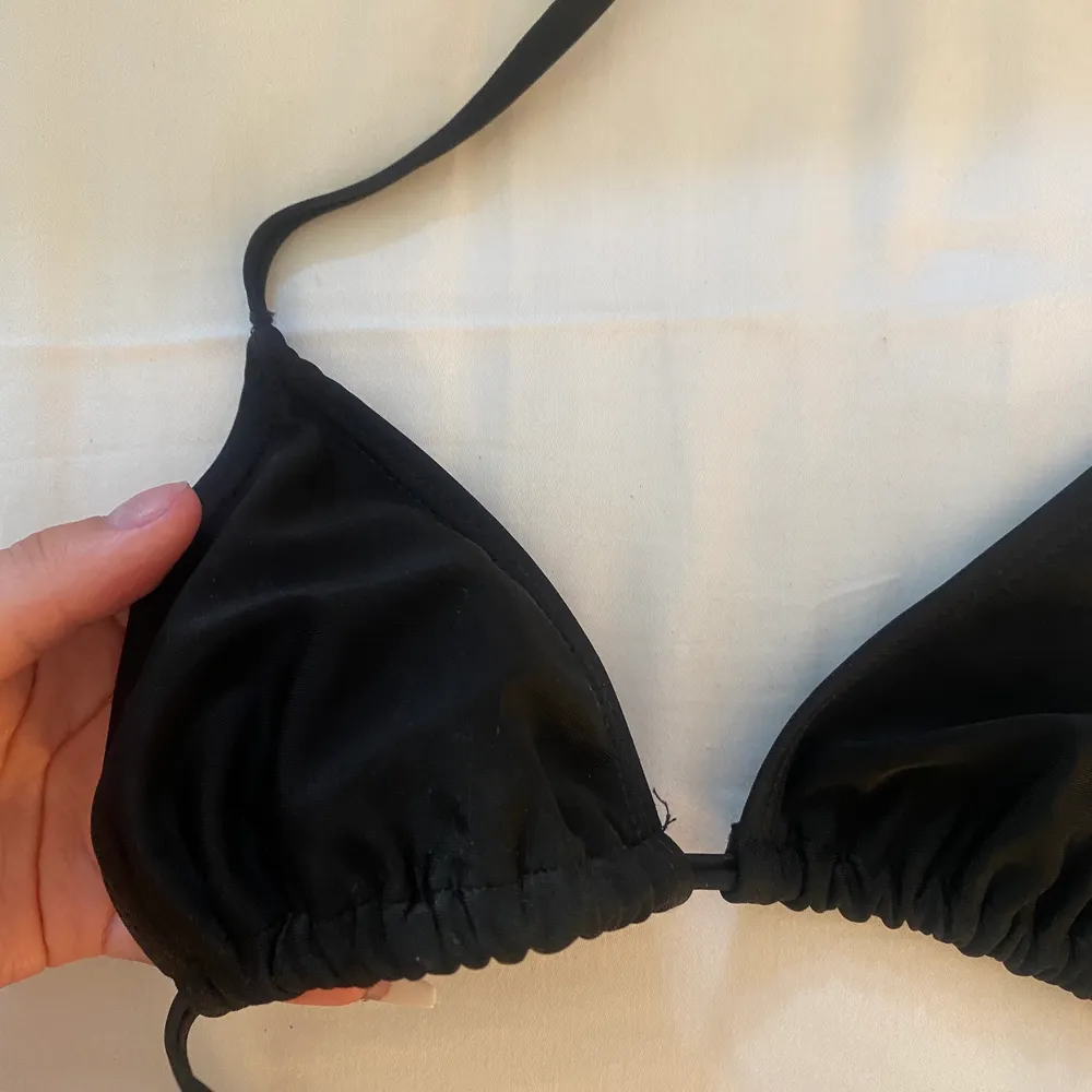 Säljer en super fin bikini överdel från NA-KD. Den har inga inlägg men super fin och skön. Storlek xs och går att justera som man vill. Kan frakta och skicka bättre bilder🥰. Övrigt.