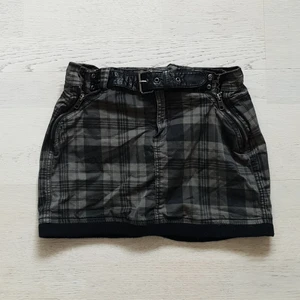 Lågmidjad kjol - Så snygg rutig lågmidjad kjol, stl 170 från uniqlo passar ca xs💖35 kr💖 frakt 51 kr! 3 för 2 på min sida