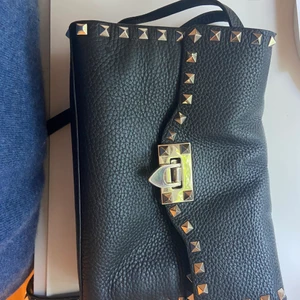 Valentino Small stockaryd Grainy Calfskin - Väska köpt 2019, använd sparsamt i prima kondition.  Nypris 13.195kr. Kontakt för mer bilder. Inga fläckar eller någonting. Diskuterbart pris. 