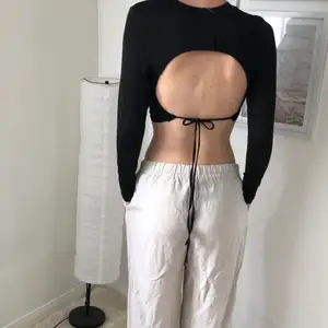 Långärmad tröja med öppen rygg, använd fåtal gånger