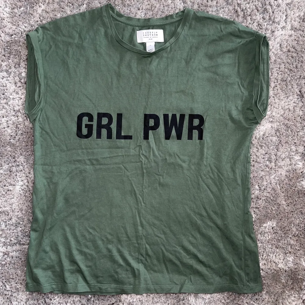 Cool militärgrön linne/T-shirt med girl power tryck. Nästan oanvänd och alltså i toppskick. Köparen står för frakten 💕. Skjortor.