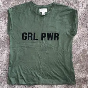 Cool militärgrön linne/T-shirt med girl power tryck. Nästan oanvänd och alltså i toppskick. Köparen står för frakten 💕