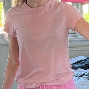Rosa T-shirt - Rosa basic t-shirt  från Bikbok
