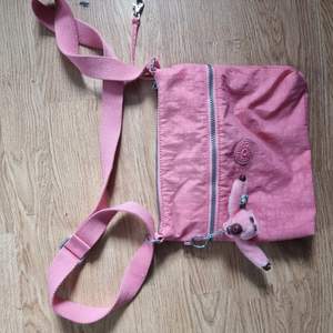 En rosa väska från kipling, nästan nyskick