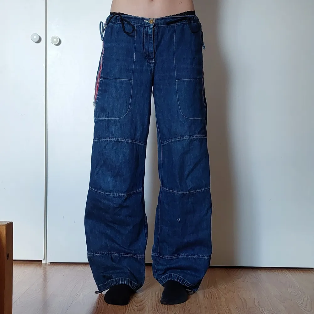 som nya förutom en liten slitning på vänster ben, innerbenslämgd 77cm, ändast frakt. Jeans & Byxor.