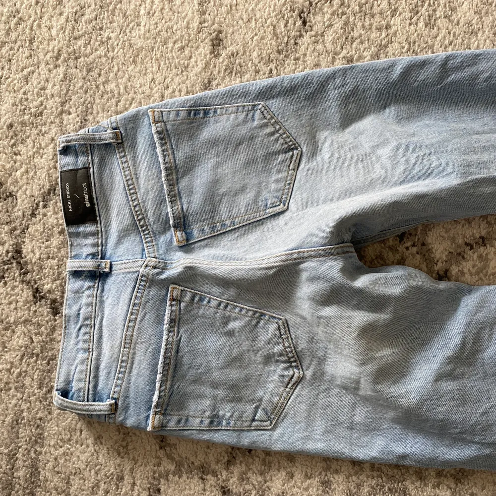 Säljer nu mina absolut favorit jeans som tyvärr inte passar mig längre , dem är i väldigt bra skick och ser nästan ut som nya. Nere på byxorna så finns det slits som gör byxorna ännu finare! Köpta för 499kr och säljer nu för 150kr, Köparen står för frakt.. Jeans & Byxor.