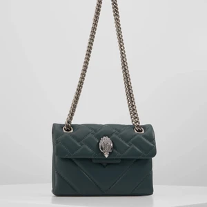 Kurt Geiger väska - Säljer min superfina mini kensington bag från Kurt Geiger i den mörkgröna färgen, kommer med dustbag till. Väskan är som ny och använd max 5 ggr!💘 Nypris 1945kr köpt från Zalando.