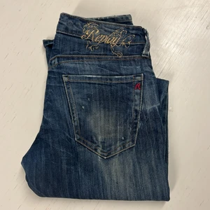Lågmidjade Replay jeans  - Säljer dessa lågmidjade jeans från Replay, innerbenslängden är 91 cm och måttet tvärs över midjan är 35 cm💙 