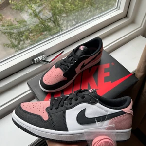 Air Jordan 1 Low OG ” Bleached Coral” - Air Jordan 1 Low OG ” Bleached Coral” Storlek: 42  Pris: 1899 kr  Helt nya och oanvända från Nike  Kvitto o refs finns såklart. 