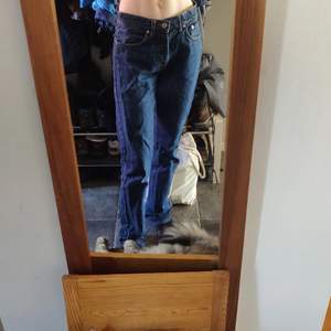 Lågmidjade jeans som slutar några centimeter under min navel, perfekt längd på mig som är 172 centimeter!   Bara att höra av sig vid fler frågor eller bilder!! <3