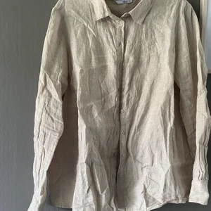 Linneskjorta beige  - Linneskjorta från ellos 👚  Storlek 44  Material linne  Inga hål eller fläckar finns!  Pris 250 kr 💰