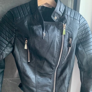 Skinnjacka  - Säljer min favorita skinnjacka då den har blivit för liten. Lätt den finaste som finns.    OBS, står inte för frakten. 