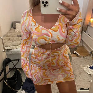 Klänning - Trendig klänning från H&M med rosa gul orange och vitt. Oanvänd. Köparen står för frakt. Storlek 38