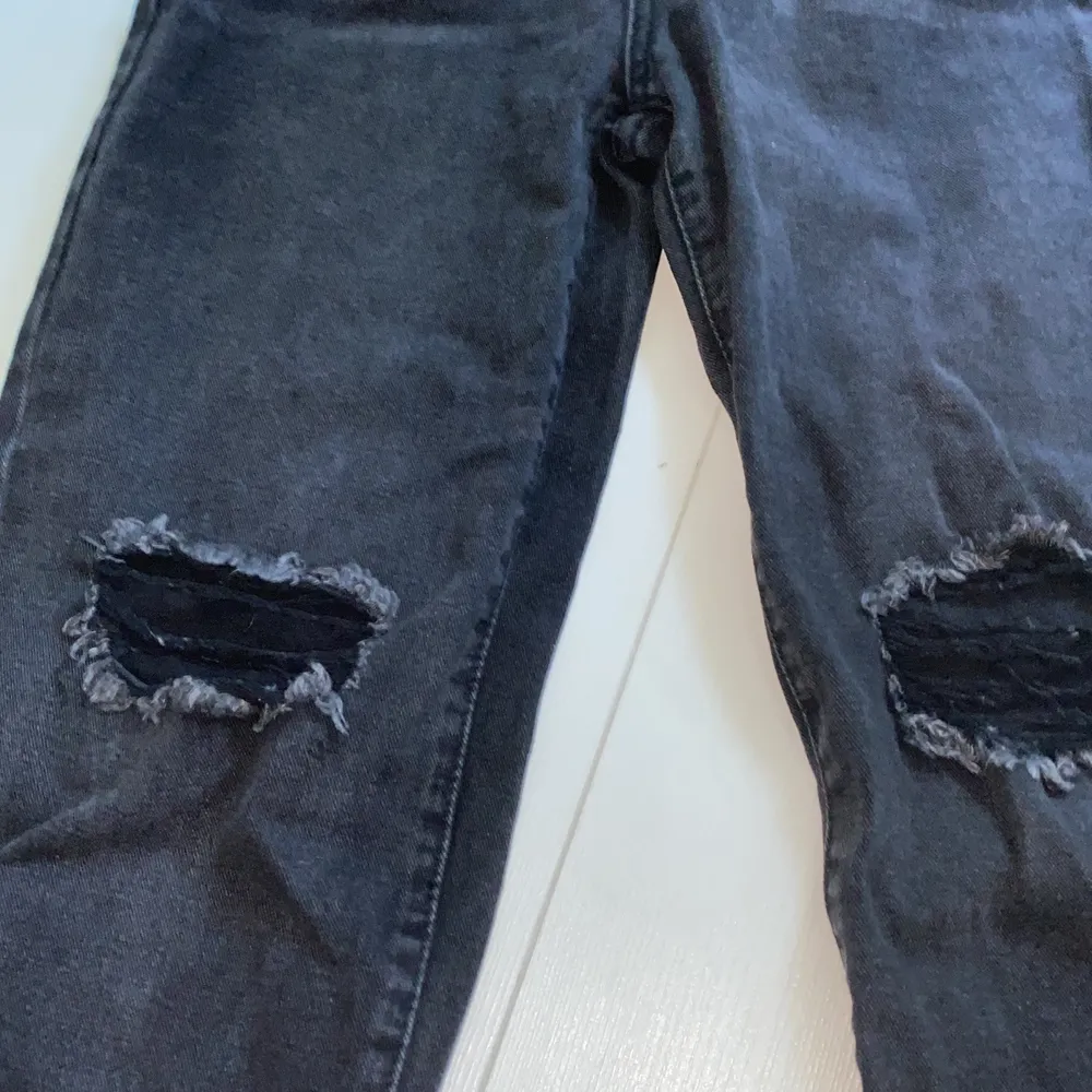 Jeans ifrån ginatrico, sitter jättefint o i stolek 32 (xs/s) inga fläckar eller hål! Säljer för 150kr+frakt🫶🏻kom privat för mer bilder eller intresse,, men hål på knäna fast trådar över . Jeans & Byxor.