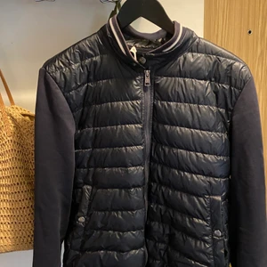 Moncler maglia cardigan  - Några flaws, men inget jätte synligt. Skriv om ni vill ha mer bilder. Köp inte direkt då jag vill ta betalt med swish. Jackan är i L men passar förvånansvärt många i storleken. (S/m/l). Säljer för jag tröttnat. //mvh Samuel 