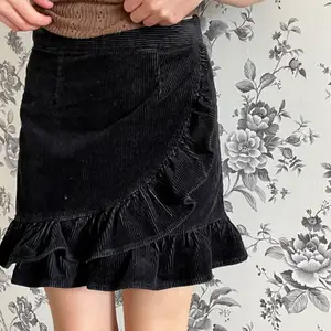 Söt manchester kjol ifrån BikBok. Köptes 2018 och finns därför inte längre att få tag på i butik, men i toppen skick!!💕storleken är xs