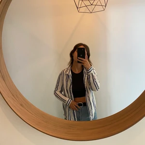 Skjorta  - Säljer denna vita & blåa skjorta från Gina tricot då den inte används. Storlek S 😊