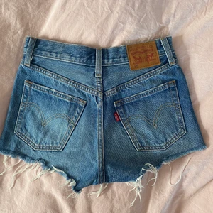 Levis jeans 501 blå - Ett par Levisshorts W23 modell 501 i superfint skick. Ser helt oanvända ut. Frakt ingår ej.