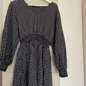 Klänning - Superfin rutig mini klänning från zara! Är storlek Xs och fint skick, använd fåtal ggr!