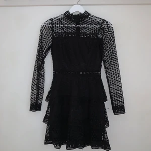 Spetsklänning Ax Paris - En spetsklänning från Ax Paris i storlek 34. Använd en gång. 