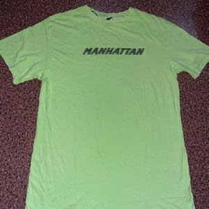 Neon grön t-shirt - Från hm. Använd 2 ggr. Storlek xs men passar s-m också. 