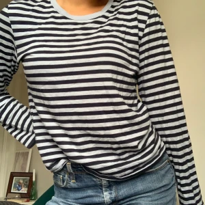 Monki långärmad tröja - Jätteskönt och bra material. Den är varm och sitter skönt då den varken är för tight eller oversized. Ränderna är ljusblå och mörkblå ifall det inte syns