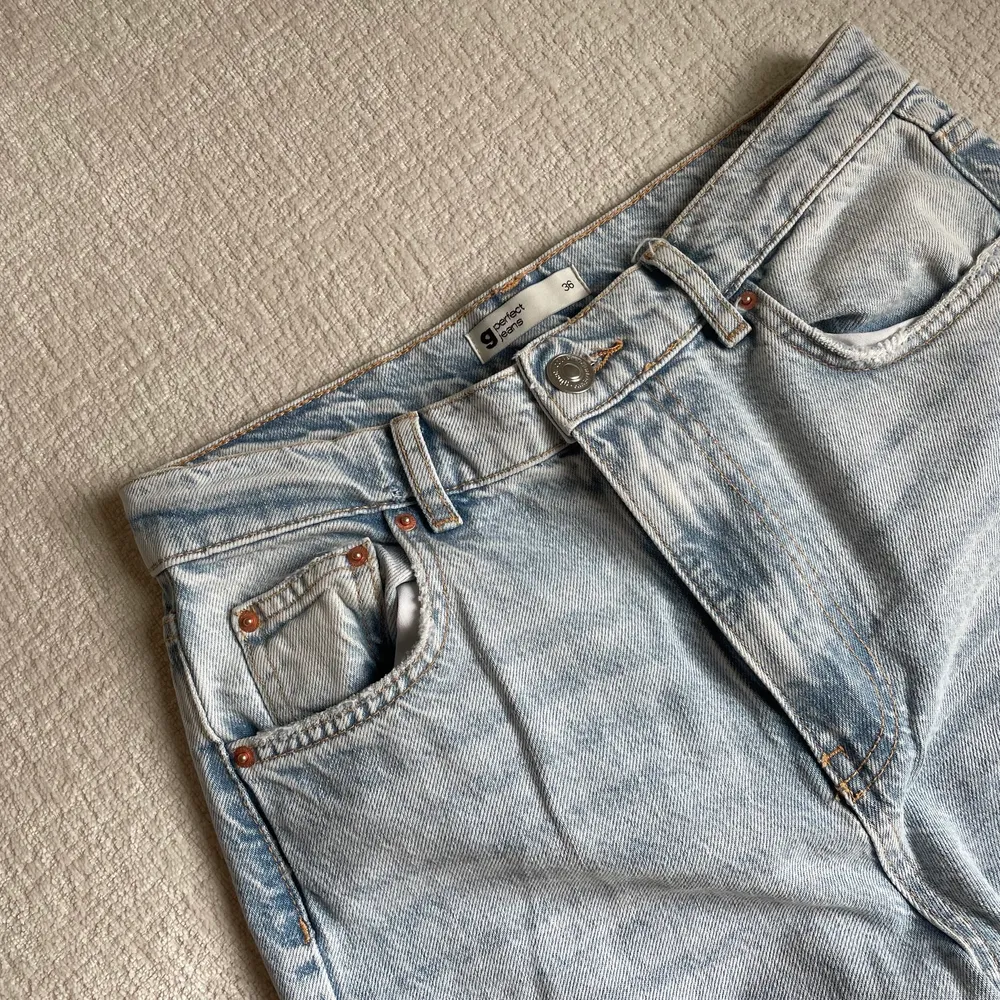 Säljer dessa snygga jeans från Gina Tricot då de aldrig kommer till användning, använt 1-2ggr💕 jättefin tvätt och passform med straight leg. Storlek 36, ordinarie pris 599 kr💕. Jeans & Byxor.