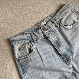 Säljer dessa snygga jeans från Gina Tricot då de aldrig kommer till användning, använt 1-2ggr💕 jättefin tvätt och passform med straight leg. Storlek 36, ordinarie pris 599 kr💕