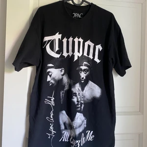 Tupac tshirt  - Använd typ 2 gånger Lite oversized 