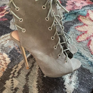 Oanvända klackar  - Aldrig använda klackar med snörning  Storlek 37