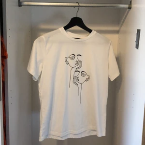 T-shirt  - Cool T-shirt som aldrig är använd. Storlek XS men passar även S