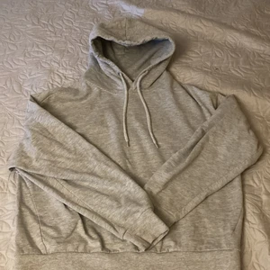 Grå hoddie  - En grå hoddie från lager 157. Använd ett fåtal gånger för ett rätt så långt tag sen. ❤️🥰