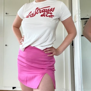 T-shirt levis - T-shirt från levis i bra skick. Storlek S. Säljer då jag ej använder längre. Köpare står för frakt