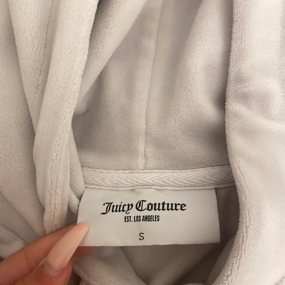 Säljer min vita juicy couture hoodie som är i bra skick. Säljer pga den aldrig kommer till andvänding. Vid intresse hör av er för fler bilder🥰 . Tröjor & Koftor.