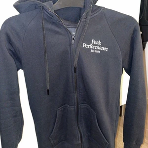 Peak performance kofta - Säljer min svarta peak performance kofta i storlek 34  Använd fåtal gånger, i fint skick 