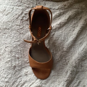 Ecco heels  - Super snygga beiga klackar från Ecco. Helt oanvända . Storlek 37 men passar både 37 och 37,5. Priset går att diskutera. 