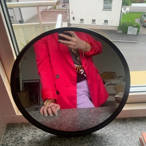 Rosa kavaj  - Supersnygg rosa kavaj från Gina Tricot. Härlig färgklick till både vardags och fest. Varit min favorit länge men tyvärr så passar den inte mig längre…