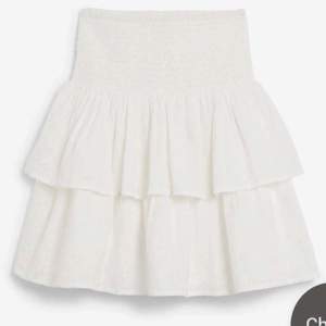 Jättefin vit volang kjol💗  Perfekt nu för sommaren. Kan användas som kjol, men även som en topp.  Aldig använd endas testad💗 Säljer endast denna fina kjol för har en liknande ❤️