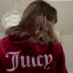 Juicy Couture hoodie - (Lägger ut igen pga oseriös köpare)  En supermjuk hoodie från Juicy Couture.  Jättenajs att kasta på sig till en kjol eller ett par jeans!  Skicket är som nytt, alla stenar finns kvar :)