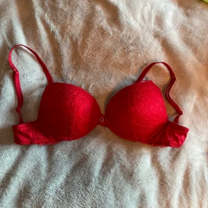 röd push up bh - Från hunkemöller!! Storlek 70C och är i en push up modell! Klar röd färg och fint skick. Nypris 329kr, säljer för 100kr + frakt💛