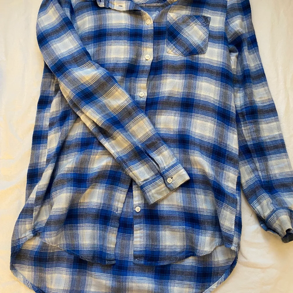 Blå flanellskjorta från H&M i storlek 158. Köpt för ungefär 2 år sedan och hyfsat oanvänd och i bra skick. Säljer då den blivit lite för liten och kort i ärmarna. . Skjortor.