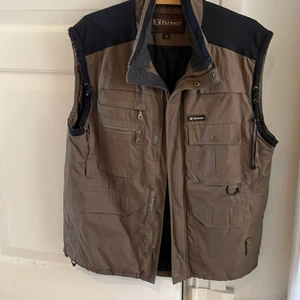 Väst - Väst som kan användas till vad som. Skulle säga att detta är mer än L än M. Den e oversizead och nice, kan absolut ha hoodie under. UNISEX VÄST
