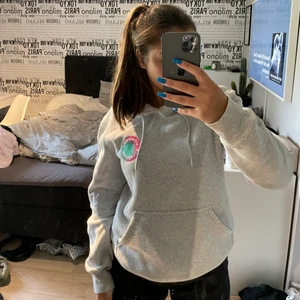 Grå hoodie med tryck - Grå hoodie med tryck från hm, tröjan är i väldigt bra skick och har knappats använts. Säljer den då det inte är min stil längre. säljer för 70 kr+ frakt💗