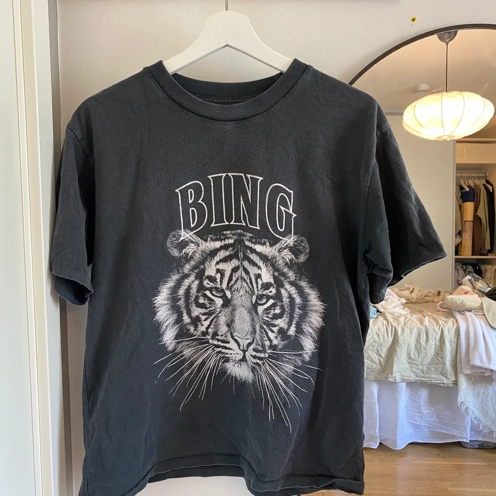 Limited edition t-shirt från Anine Bing till ett värde av 1200kr. Väl använd, men fint skick. Tyget är något luddigt, blev så redan efter första tvätt, men skulle inte säga nopprig utan snarare att tyget är lite luddigt i sig! Se bilder. Säljer för 366kr. T-shirts.